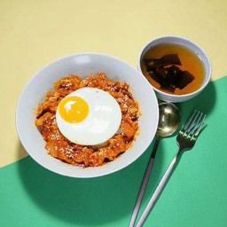 ข้าวหน้าหมูผัดกิมจิ ซอสโคชูจัง