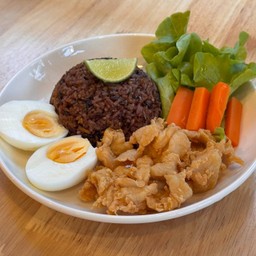 ข้าวผัดต้มยำไก่ทอด