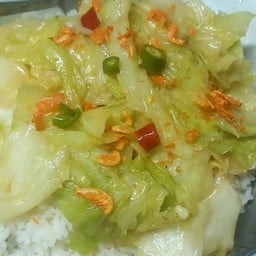 ผัดกะหล่ำปลีราดข้าว