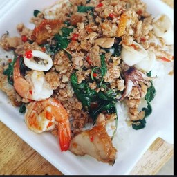 ข้าวกะเพราหมู หมึก กุ้ง