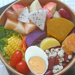 สลัดรวมธัญพืช ผัก ผลไม้ ไข่ต้ม