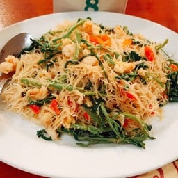 เส้นหมี่ผัดกระเฉดกุ้งสับ