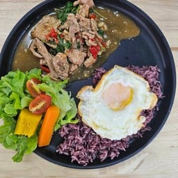 กะเพราปรุงด้วยซอสโซเดียมต่ำ เสริฟพร้อมข้าว และผัก(ทางร้านเลือกผักให้ค่ะ)