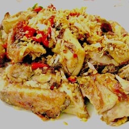 ไก่ย่างผัดกระเทียมพริกขี้หนู  (ครึ่งตัว)