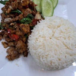 ข้าวราดผัดกระเพรา