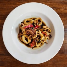 กะเพราผัดปลาหมึก (กับข้าว)