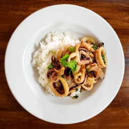 ปลาหมึกผัดกระเทียมพริกไทยราดข้าว