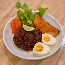 ข้าวผัดต้มยำแซลมอน