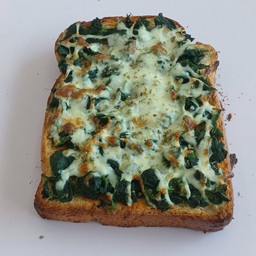 โทสต์ ผักโขมอบชีส