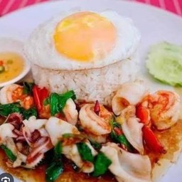 กระเพรา ปลาหมึก ไข่ดาว