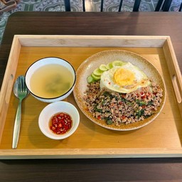 กระเพราหมูสัปไข่ดาวพร้อมน้ำซุปมิโซะ