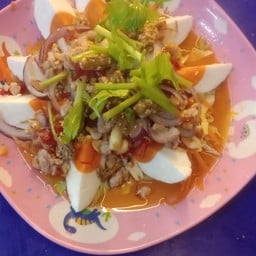 ร้านส้มตำ ยำแซ่บ ตรงข้ามโรบิลสันศรีสมาน
