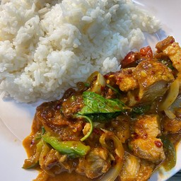 ข้าวราดผัดพริกแกงหมูกรอบ