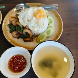 กระเพราทะเลไข่ดาวพร้อมน้ำซุปมิโซะ