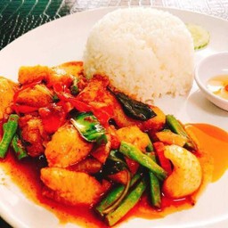 ข้าวผัดพริกแกงปลาดอลลี่