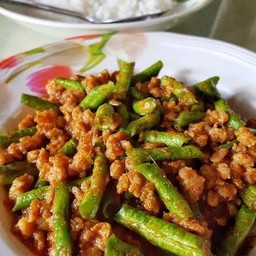 ข้าวผัดพริกแกงหมูสับ