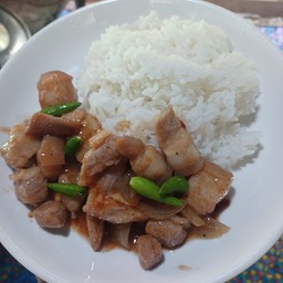 สามชั้นผัดกะปิ ราดข้าว