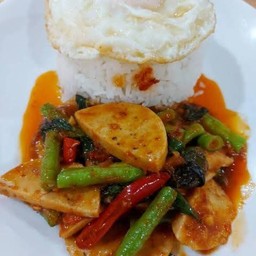 ข้าวผัดพริกแกงหมูยอ