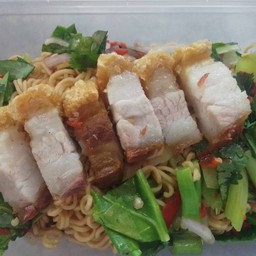 ยำมาม่าหมูกรอบ