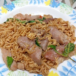 มาม่ากะเพราหมูนุ่ม