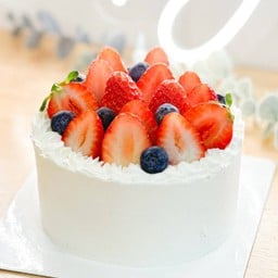 ครึ่งปอนด์เค้กวนิลานมสด สตรอว์เบอร์รี่จัดเต็ม ไม่เขียนข้อความ