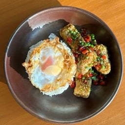 ปลากระพงคั่วพริกเกลือราดข้าว+ไข่เป็ดดาว