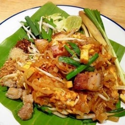 สายเส้น ผัดไทย/คั่วไก่/เนื้ออบหมูอบ/หมูกรอบ