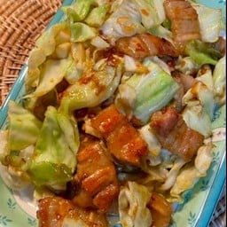 กะหล่ำปลีผัดน้ำปลา+หมูกรอบ ราดข้าว