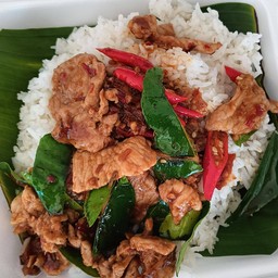 ข้าวผัดพริกแกงหมูชิ้น