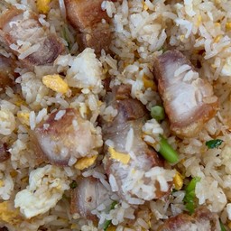 ข้าวผัดหมูกรอบ