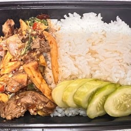 ผัดกะเพราเครื่องในไก่หน่อไม้สด(ราดข้าว)