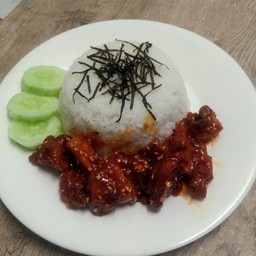 ข้าวไก่ทอดซอสเผ็ด