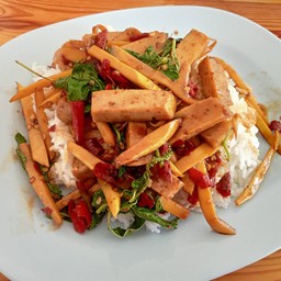 กะเพราหมูยอหน่อไม้เหลืองราดข้าว