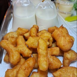 ปาท่องโก๋รามอินทรา109(ร้านลุงตี๋กาแฟโบราณ&ปาท่อง). เช้าสาขา1 เปิด ตี 5 ถึง 10 โมงที่ปากชอยพระยาสุเรนทร์ 4
