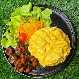 ข้าวหน้าไก่ทอดน้ำปลาไข่ข้น