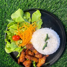 ข้าวหน้าหมูสามชั้นทอดน้ำปลาราดน้ำปลา