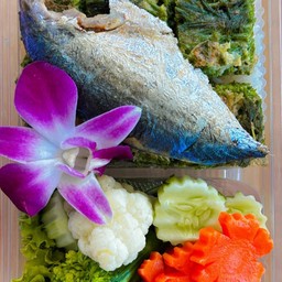 ข้าวน้ำพริกกะปิ+ปลาทู+ชะอมทอด+ผักสด