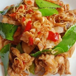 ข้าวไก่ผัดตระไคร้พริกสด (น่องติดสะโพก)
