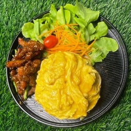 ข้าวหน้าหมูทอดน้ำปลาคั่วพริกสด ไข่ข้น