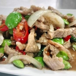 หมูเนื้อแดงผัดกะปิสะตอ