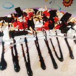 เครปเย็น พิเศษวิป+บราวน์นี่+อัลมอนด์+เยลลี่แดง