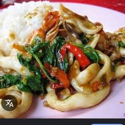 กระเพราปลาหมึกราดข้าว