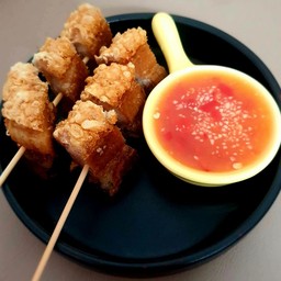 หมูกรอบเสียบไม้ 2 ไม้พร้อมน้ำจิ้มซีฟู้ด