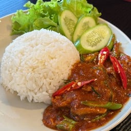 ข้าวราดผัดพริกแกงปลากระป๋อง