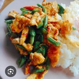 ผัดพริกแกงไก่   หมู ราดข้าว