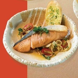 สปาเก็ตตี้ผัดพริกแห้ง แซลมอน