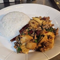 ข้าวราดผัดหน่อไม้หมูสับ