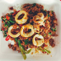 กระเพราหมูสับปลาหมึกราดข้าว