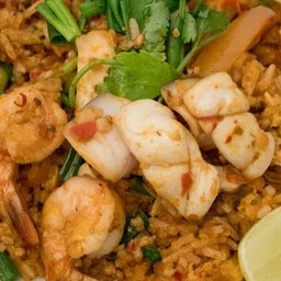 ข้าวผัดต้มยำ กุ้งหมึก