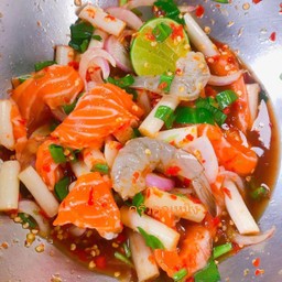 ยำแซลมอนเพิ่มกุ้งสด
